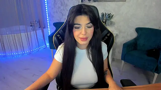 Snapshot of AlluringAriel chatting on 10.04.25 AlluringAriel online show from 10.04.25