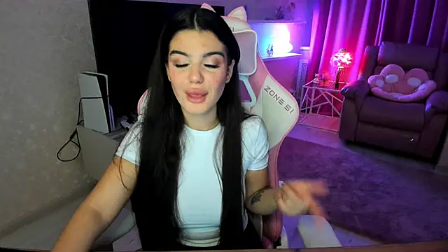 Snapshot of AlluringAriel chatting on 10.21.25 AlluringAriel online show from 10.21.25