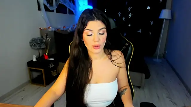 Snapshot of AlluringAriel chatting on 10.28.25 AlluringAriel online show from 10.28.25