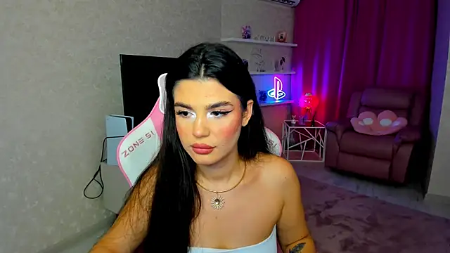 Snapshot of AlluringAriel chatting on 11.08.25 AlluringAriel online show from 11.08.25