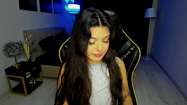 Snapshot of AlluringAriel chatting on 12.04.25 AlluringAriel online show from 12.04.25