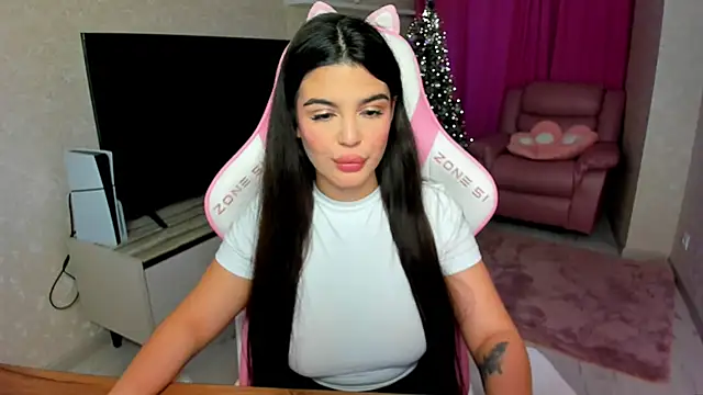 Snapshot of AlluringAriel chatting on 12.20.25 AlluringAriel online show from 12.20.25