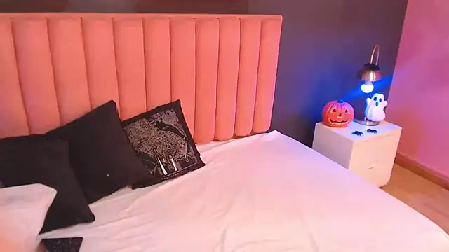 CrystalWoods94 online show from 10.31.25