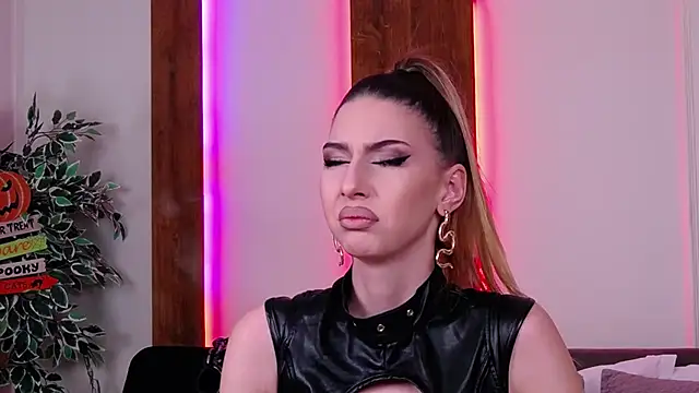 Snapshot of SkylerSpark chatting on 10.30.25 SkylerSpark online show from 10.30.25