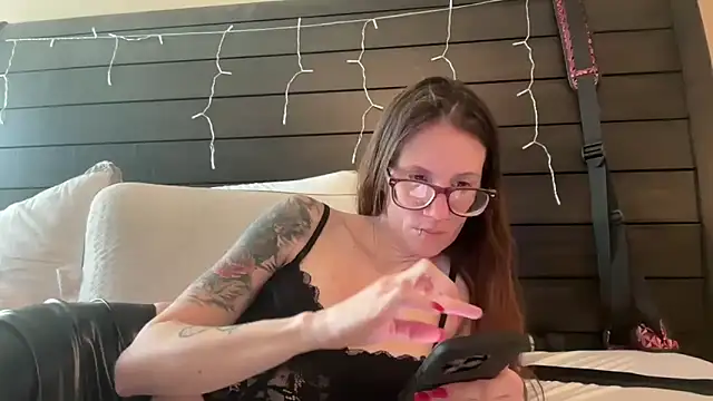 Snapshot of yourstrulylivy69 chatting on 02.27.25 yourstrulylivy69 online show from 02.27.25