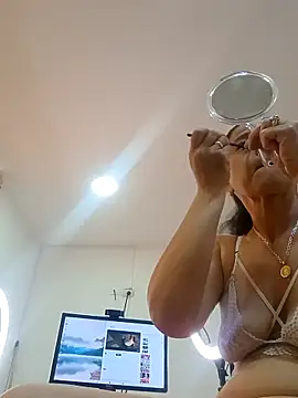 Snapshot of sasi_luna chatting on 11.20.25 sasi luna online show from 11.20.25