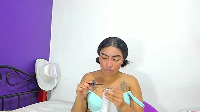 Snapshot of Natymontiell_ chatting on 12.18.24 Natymontiell online show from 12.18.24