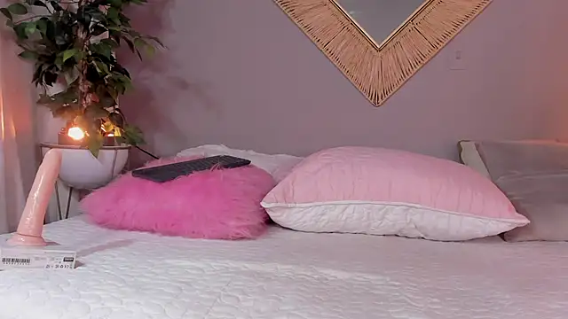 Snapshot of bella_arias chatting on 12.18.24 bella arias online show from 12.18.24