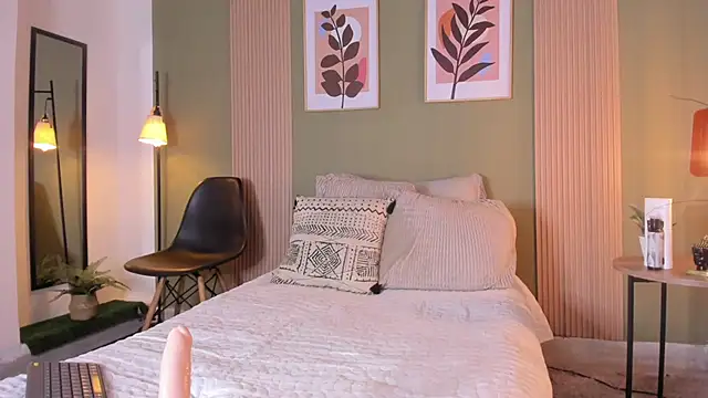 Snapshot of bella_arias chatting on 12.21.24 bella arias online show from 12.21.24