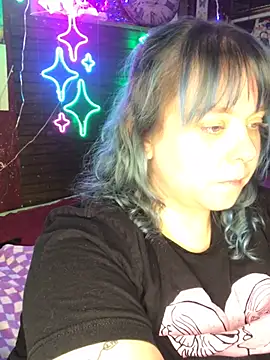 Snapshot of SleazeLouize chatting on 12.21.24 SleazeLouize online show from 12.21.24