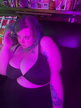 Snapshot of SleazeLouize chatting on 02.10.25 SleazeLouize online show from 02.10.25