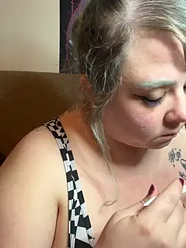 Snapshot of SleazeLouize chatting on 02.18.25 SleazeLouize online show from 02.18.25