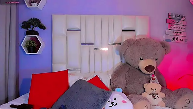 Snapshot of Aileen_18 chatting on 11.02.25 Aileen 18 online show from 11.02.25