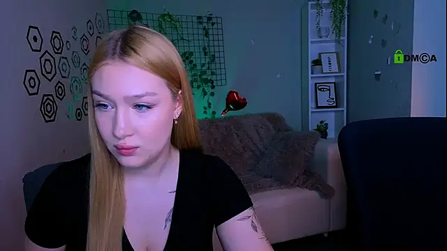 Snapshot of playful_sophie chatting on 03.11.26 playful sophie online show from 03.11.26