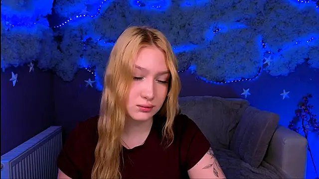 Snapshot of playful_sophie chatting on 04.19.26 playful sophie online show from 04.19.26