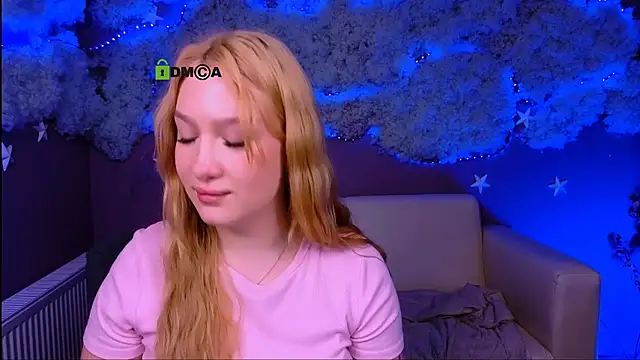 Snapshot of playful_sophie chatting on 04.21.26 playful sophie online show from 04.21.26