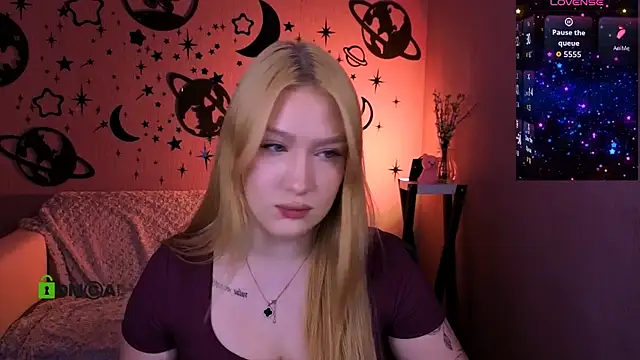 Snapshot of playful_sophie chatting on 05.07.26 playful sophie online show from 05.07.26