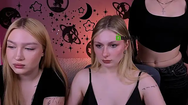 Snapshot of playful_sophie chatting on 05.12.26 playful sophie online show from 05.12.26