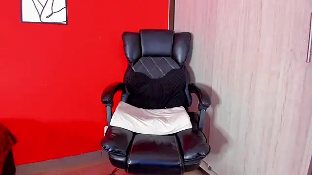 Snapshot of Keiny-Rave chatting on 12.17.25 Keiny-Rave online show from 12.17.25