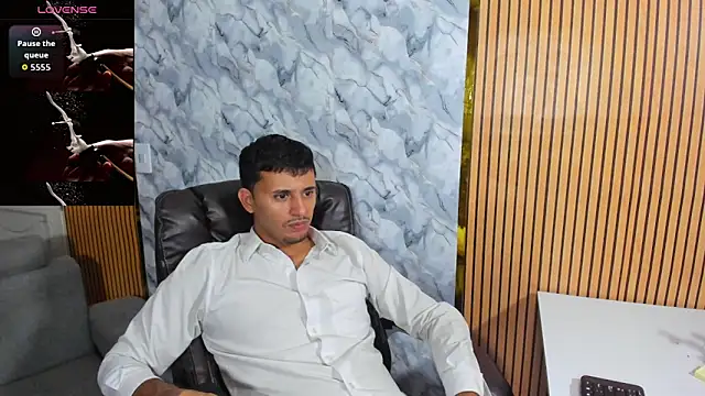 Snapshot of Hideintheoffice chatting on 11.06.25 Hideintheoffice online show from 11.06.25