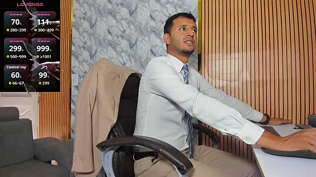 Snapshot of Hideintheoffice chatting on 11.28.25 Hideintheoffice online show from 11.28.25