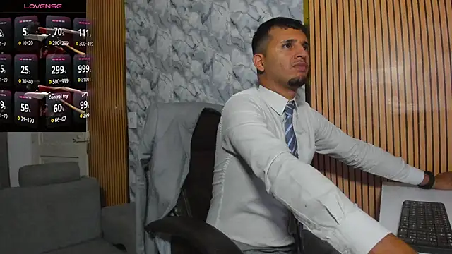 Snapshot of Hideintheoffice chatting on 12.05.25 Hideintheoffice online show from 12.05.25