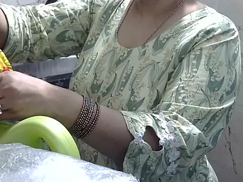 Housewife12 online show from 12.17.25