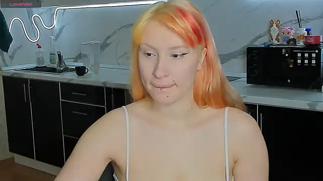 Snapshot of Sweet_white_chocolate chatting on 11.17.25 Sweet white chocolate online show from 11.17.25