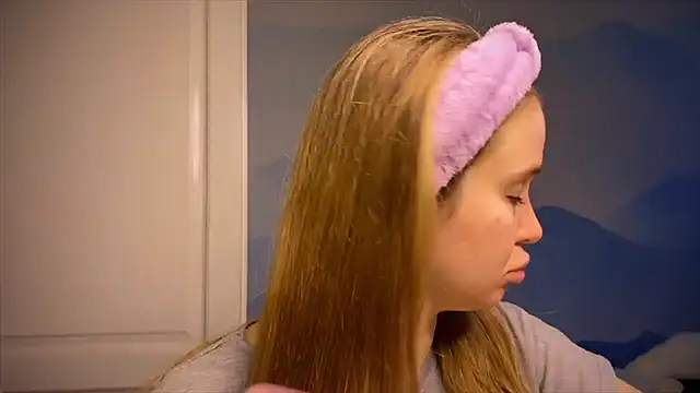 Snapshot of IlonaMurf chatting on 10.27.25 IlonaMurf online show from 10.27.25