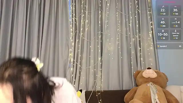 Snapshot of queenasian chatting on 12.18.24 queenasian online show from 12.18.24