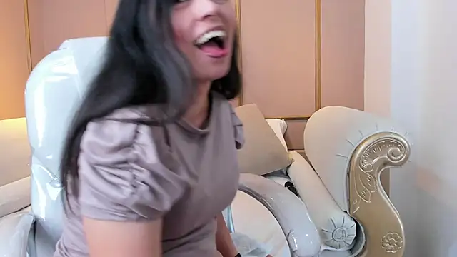 Snapshot of PerlaPreciosa chatting on 10.30.25 PerlaPreciosa online show from 10.30.25