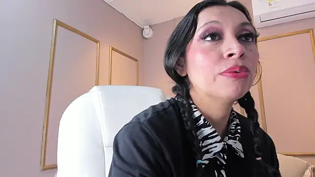 Snapshot of PerlaPreciosa chatting on 11.23.25 PerlaPreciosa online show from 11.23.25