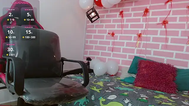 Snapshot of dani-lue chatting on 02.14.25 dani-lue online show from 02.14.25