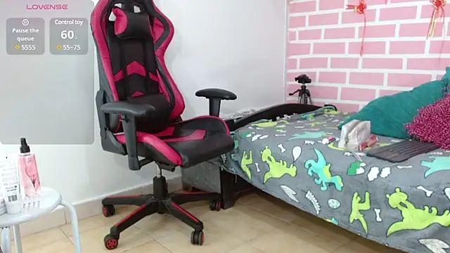 Snapshot of dani-lue chatting on 02.16.25 dani-lue online show from 02.16.25