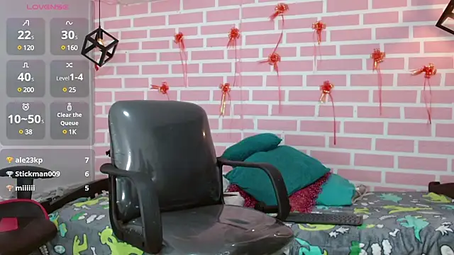 Snapshot of dani-lue chatting on 02.16.25 dani-lue online show from 02.16.25