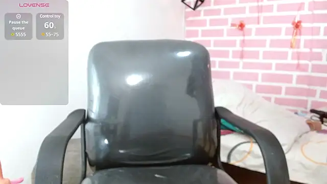 Snapshot of dani-lue chatting on 03.15.25 dani-lue online show from 03.15.25