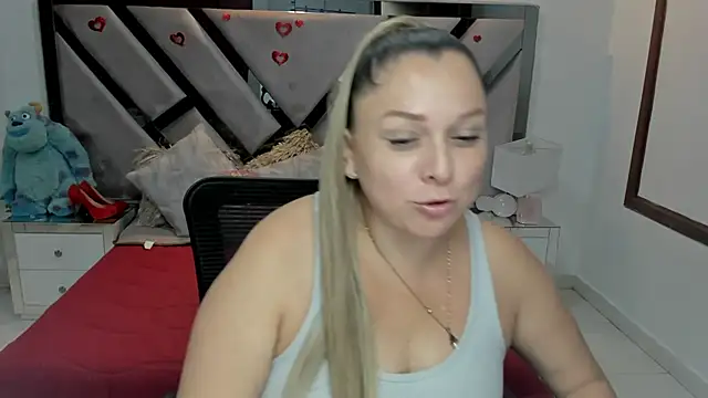 Snapshot of natalia5560 chatting on 10.16.25 natalia5560 online show from 10.16.25