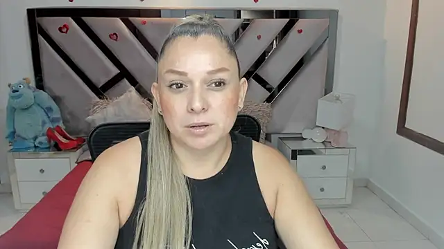 Snapshot of natalia5560 chatting on 10.18.25 natalia5560 online show from 10.18.25