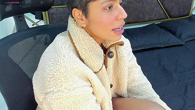 Snapshot of AbrilSonne chatting on 01.05.25 AbrilSonne online show from 01.05.25