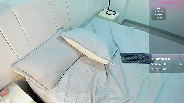 Snapshot of AbrilSonne chatting on 02.19.25 AbrilSonne online show from 02.19.25