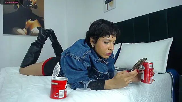 Snapshot of AbrilSonne chatting on 11.28.25 AbrilSonne online show from 11.28.25