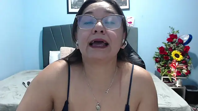 Snapshot of AngelRouss chatting on 05.21.26 AngelRouss online show from 05.21.26