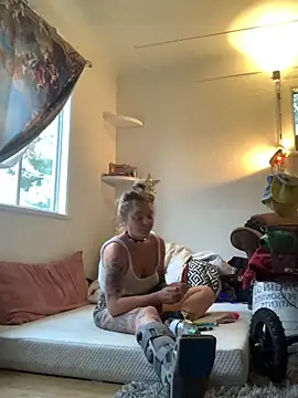 Snapshot of SilverandFox chatting on 10.18.25 SilverandFox online show from 10.18.25