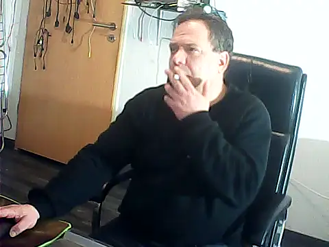 Snapshot of DauerAkt8069 chatting on 12.04.25 DauerAkt8069 online show from 12.04.25