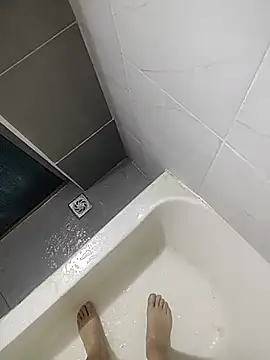 Snapshot of DTuannHallT chatting on 12.16.25 DTuannHallT online show from 12.16.25