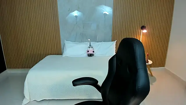 martina roldam online show from 10.28.25