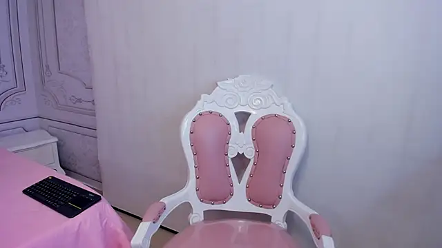 Daphne Fox  online show from 03.04.25