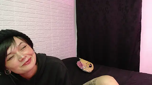 Snapshot of rousstattoo chatting on 03.06.25 rousstattoo online show from 03.06.25