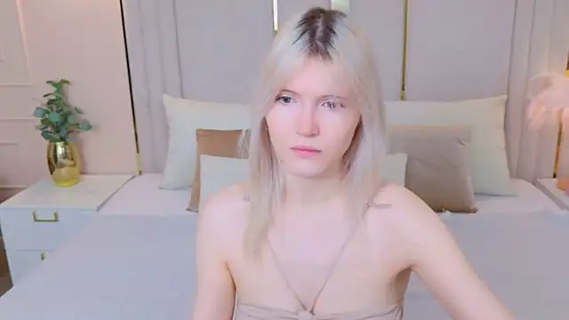Snapshot of NellieLoyns chatting on 12.04.25 NellieLoyns online show from 12.04.25