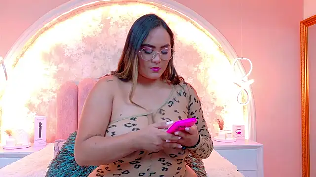 MiaLaurents online show from 11.15.25